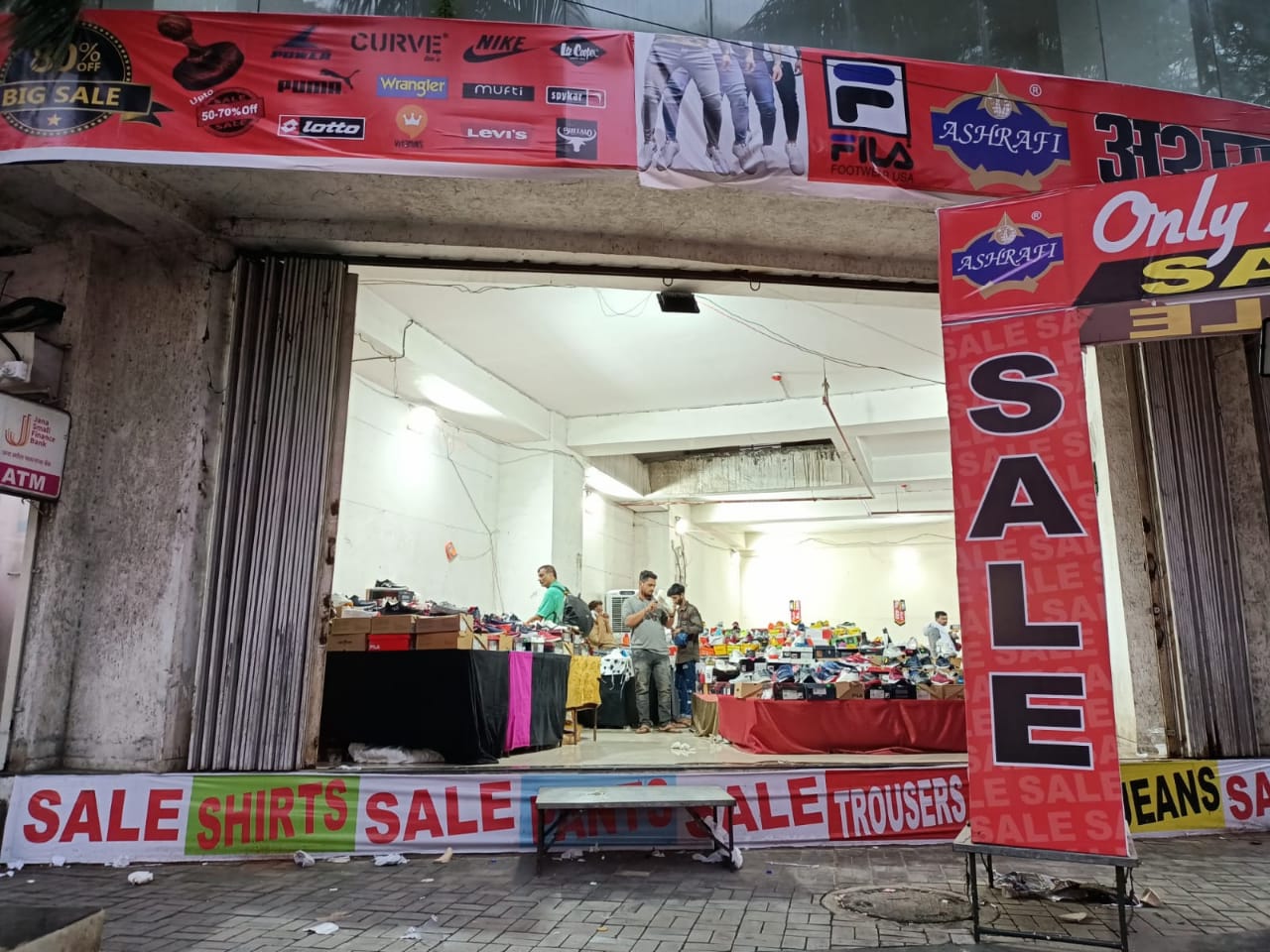 Showroom for Rent in Link Road Mumbai