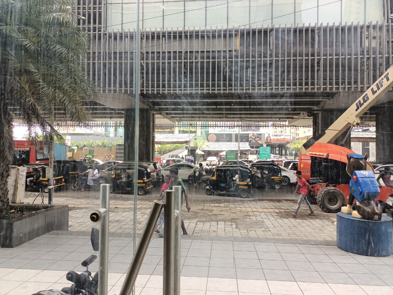 Showroom for Rent in Link Road Mumbai