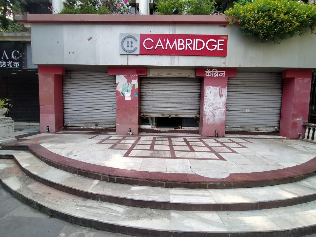 Showroom for Sale in Off Linking Road Mumbai