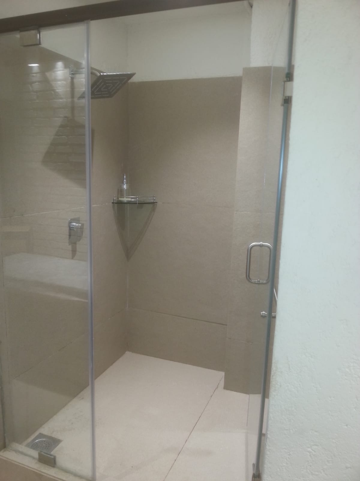 Showroom for Rent in Hill  Road Mumbai