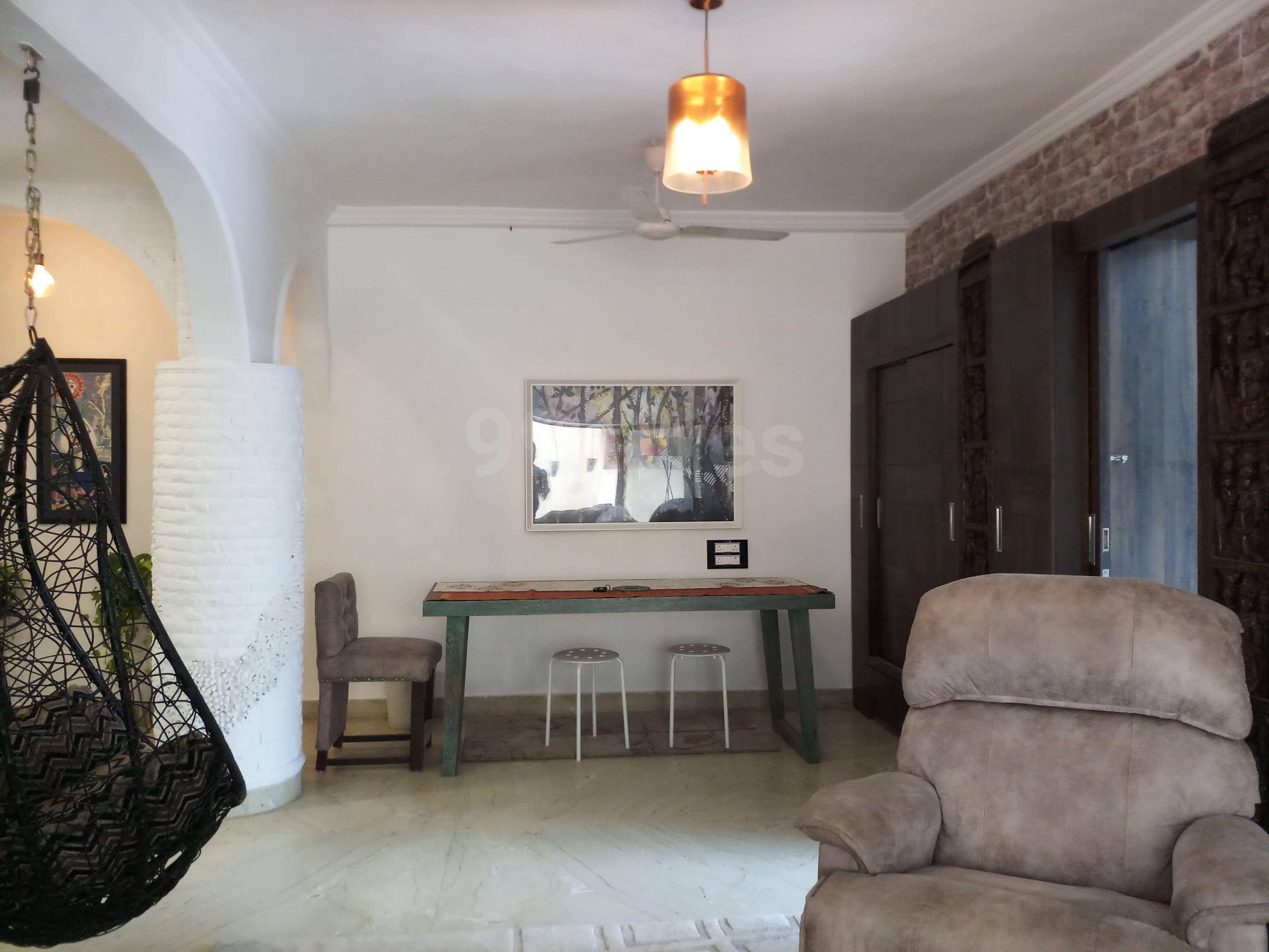 2 BHK Apartment for Rent in Juhu Tara Rd Mumbai