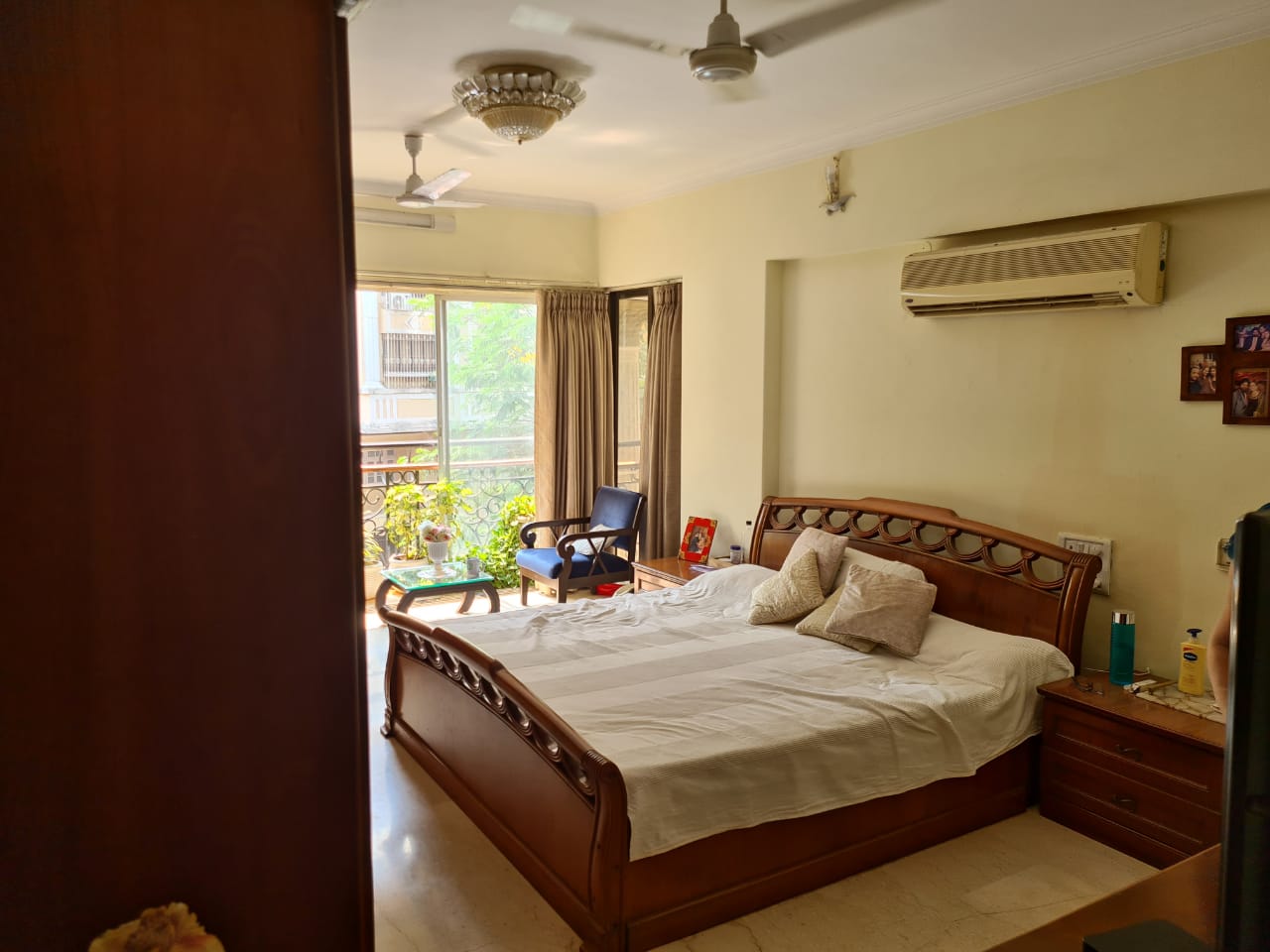 4 BHK Apartment for Rent in Off Linking Road Mumbai