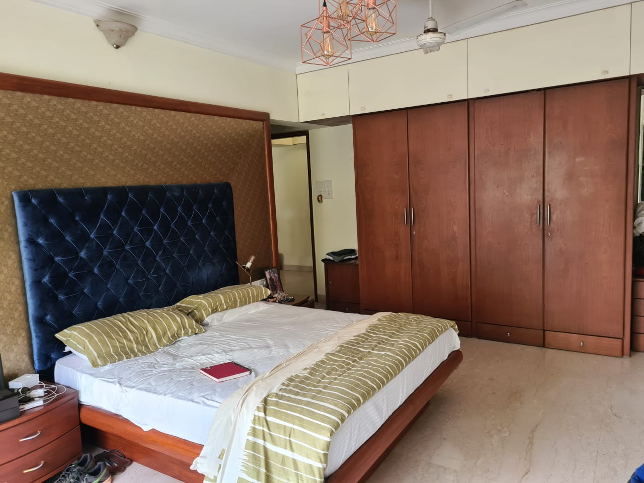 4 BHK Apartment for Rent in Off Linking Road Mumbai