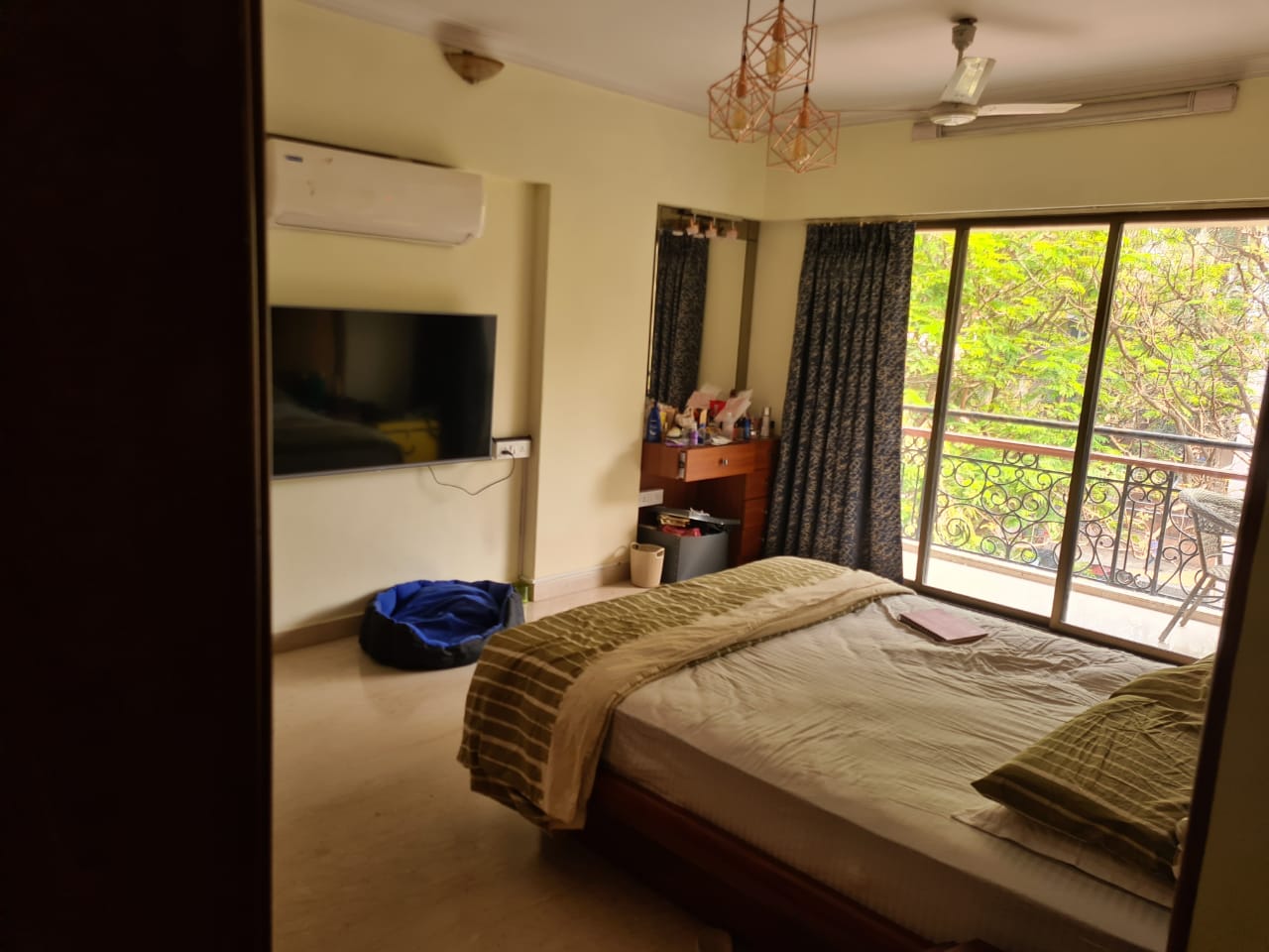 4 BHK Apartment for Rent in Off Linking Road Mumbai