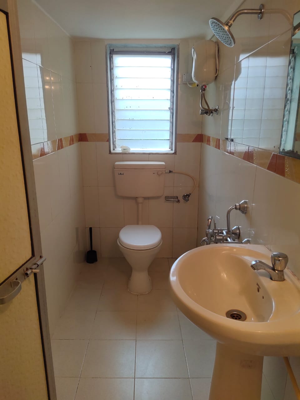 2 BHK Apartment for Sale in Almeida park Mumbai