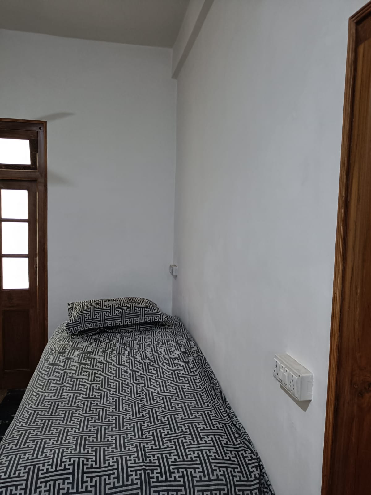 3 BHK Apartment for Rent in West Avenue Road Mumbai